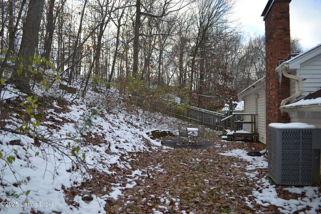 1218 Constitution Dr, Louisville, KY 40214