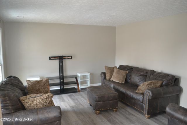 1218 Constitution Dr, Louisville, KY 40214