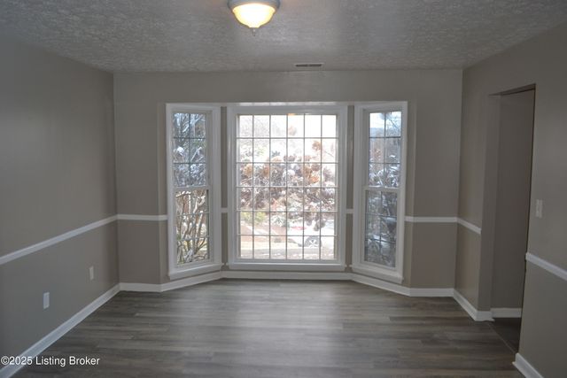 1218 Constitution Dr, Louisville, KY 40214