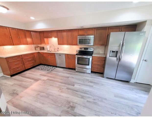 1218 Constitution Dr, Louisville, KY 40214