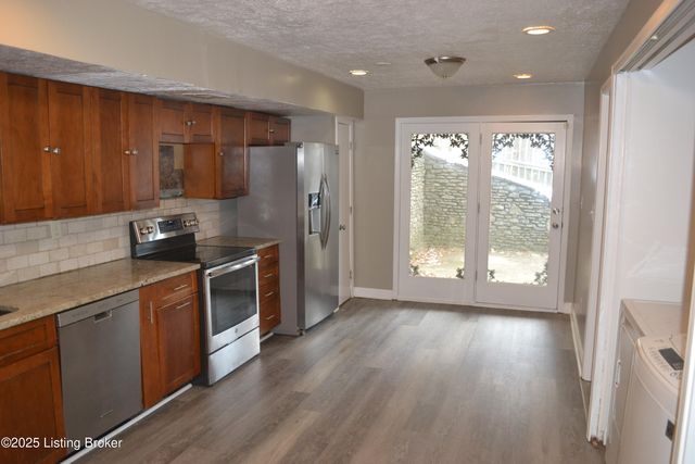 1218 Constitution Dr, Louisville, KY 40214