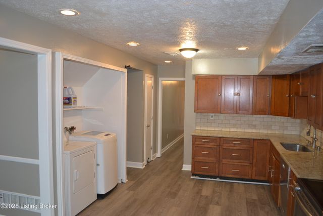 1218 Constitution Dr, Louisville, KY 40214