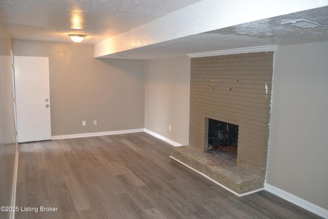 1218 Constitution Dr, Louisville, KY 40214