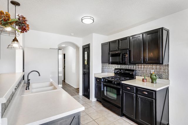 58 Avenida Jardin, Los Lunas, NM 87031