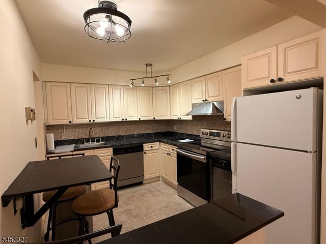 468 Liberty St 201, Little Ferry Boro, NJ 07643