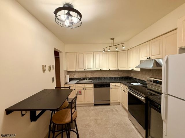 468 Liberty St 201, Little Ferry Boro, NJ 07643