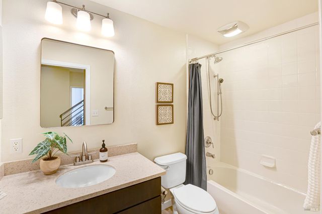 486 1st St, Petaluma, CA 94952