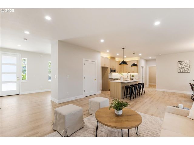 937 EDINBURGH Ct, Kelso, WA 98626