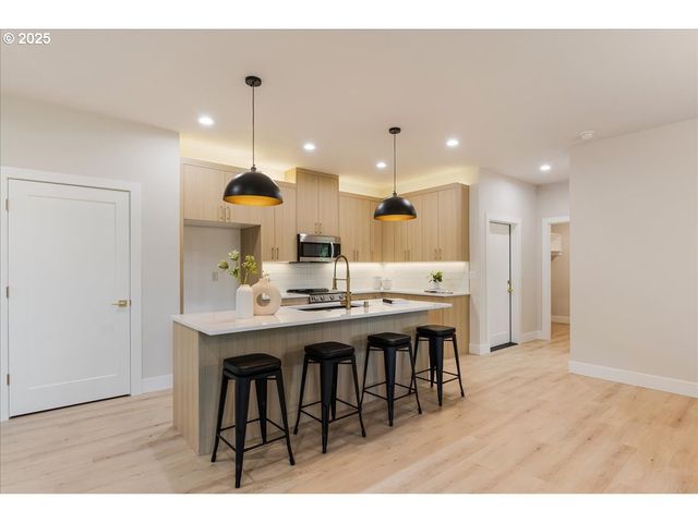 937 EDINBURGH Ct, Kelso, WA 98626