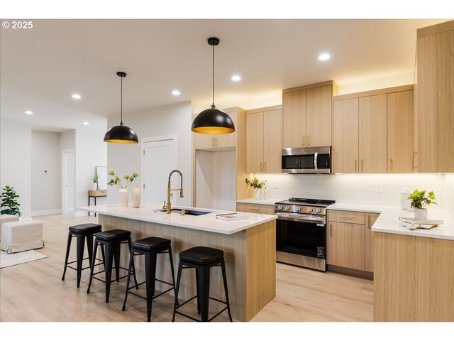 937 EDINBURGH Ct, Kelso, WA 98626