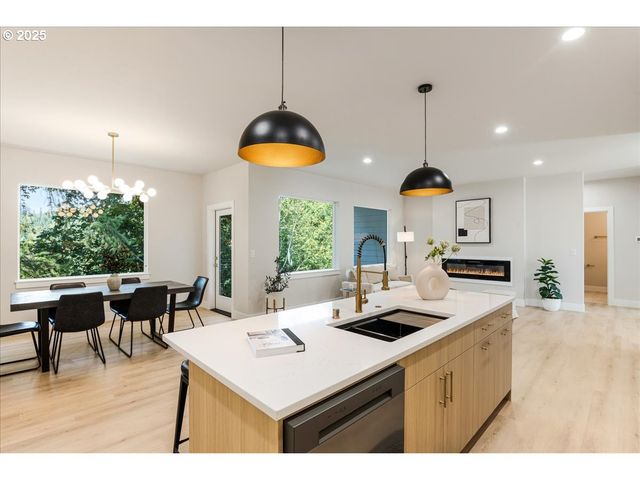 937 EDINBURGH Ct, Kelso, WA 98626