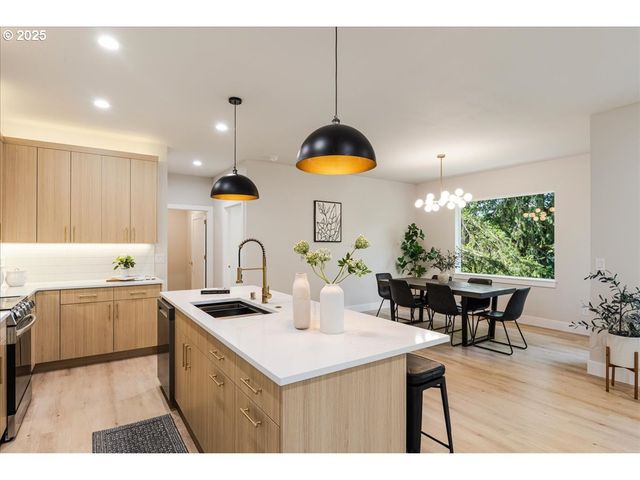 937 EDINBURGH Ct, Kelso, WA 98626