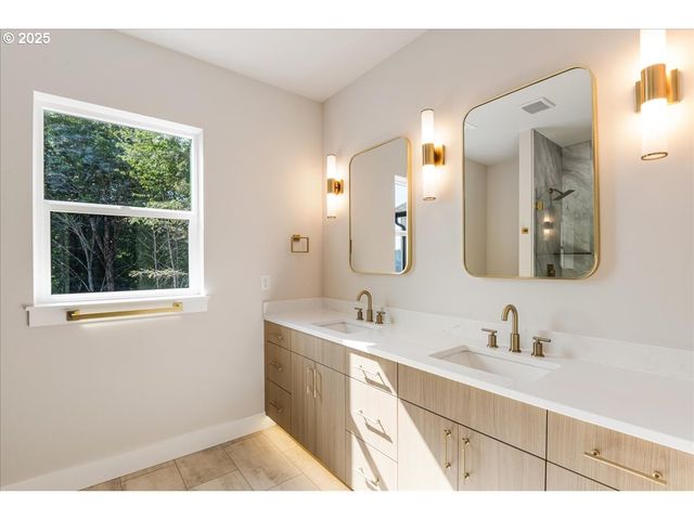 937 EDINBURGH Ct, Kelso, WA 98626