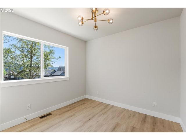 937 EDINBURGH Ct, Kelso, WA 98626