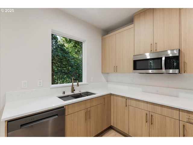 937 EDINBURGH Ct, Kelso, WA 98626