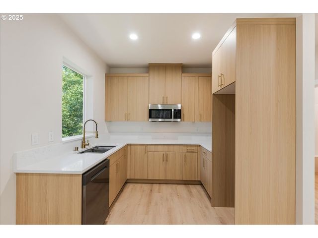 937 EDINBURGH Ct, Kelso, WA 98626