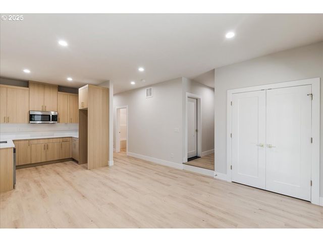 937 EDINBURGH Ct, Kelso, WA 98626