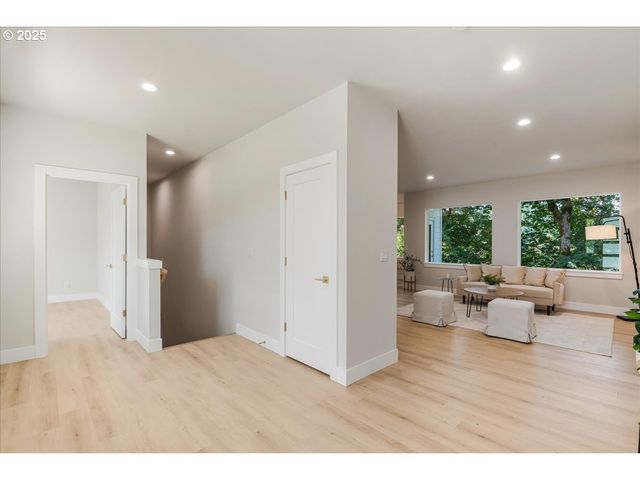 937 EDINBURGH Ct, Kelso, WA 98626