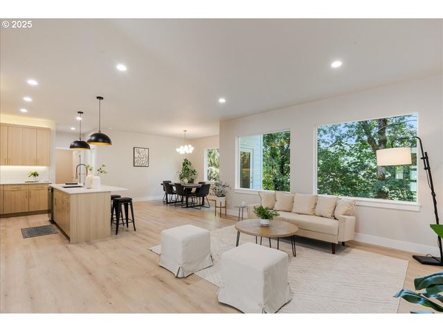 937 EDINBURGH Ct, Kelso, WA 98626