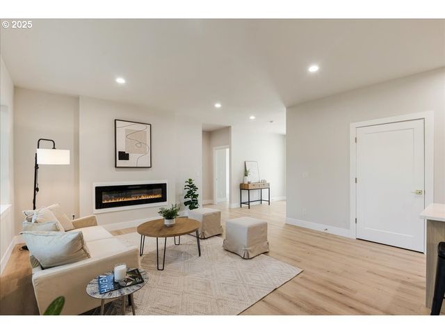 937 EDINBURGH Ct, Kelso, WA 98626