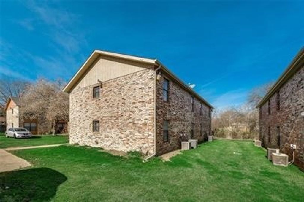 214 Renfro Street B, Grand Prairie, TX 75051