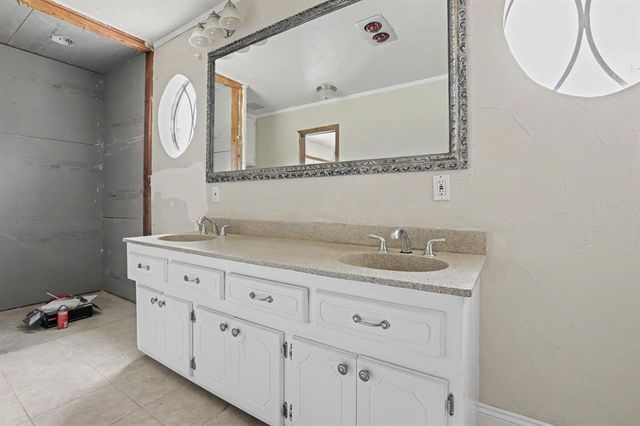 2724 Persimmon Creek Drive, Edmond, OK 73013