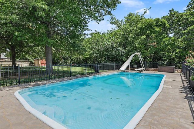 2724 Persimmon Creek Drive, Edmond, OK 73013