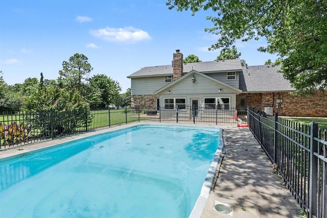 2724 Persimmon Creek Drive, Edmond, OK 73013