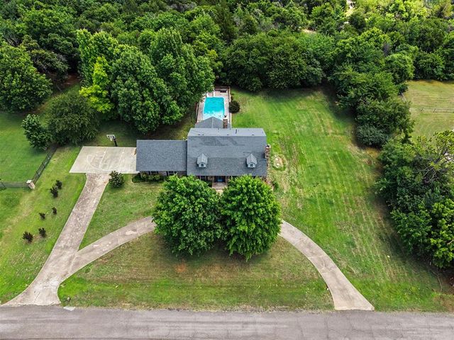 2724 Persimmon Creek Drive, Edmond, OK 73013