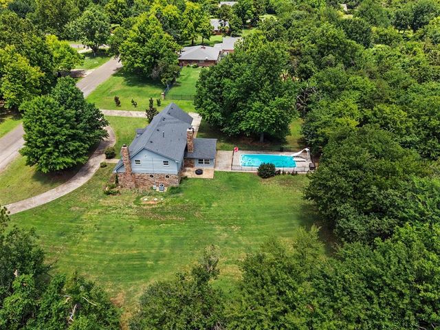 2724 Persimmon Creek Drive, Edmond, OK 73013