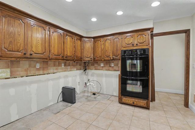 2724 Persimmon Creek Drive, Edmond, OK 73013