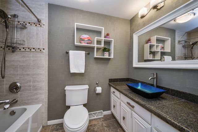 917 Royal Blackheath Court, Naperville, IL 60563
