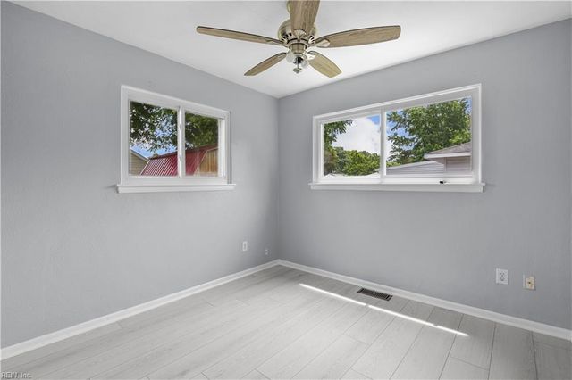 528 Lavender LN, Virginia Beach, VA 23462