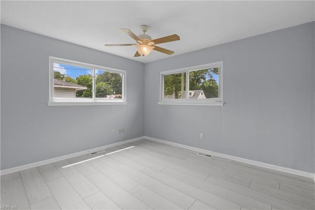528 Lavender LN, Virginia Beach, VA 23462