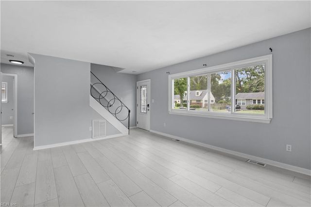 528 Lavender LN, Virginia Beach, VA 23462