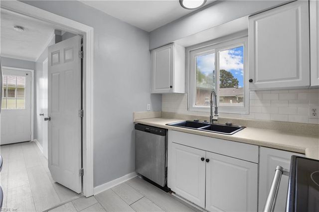 528 Lavender LN, Virginia Beach, VA 23462
