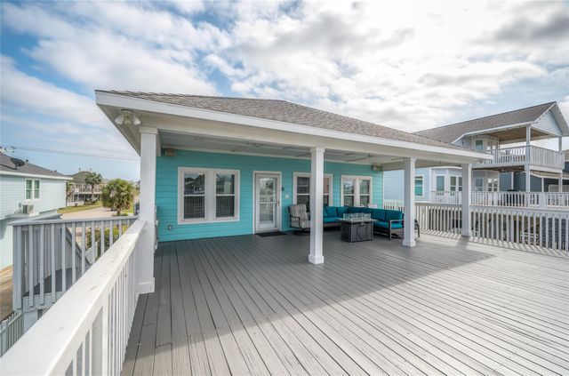 1018 Tiki Drive, Tiki Island, TX 77554