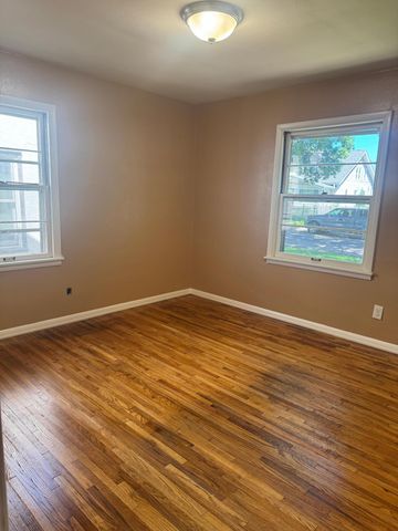 966 Hawthorne Avenue E, Saint Paul, MN 55106