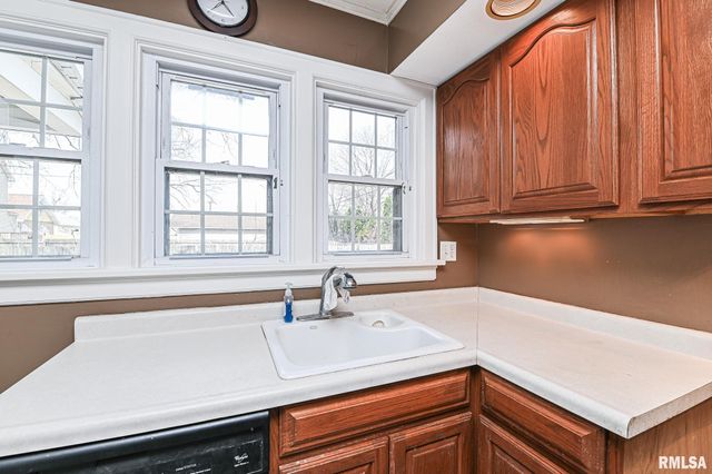 515 W ARMSTRONG Avenue, Peoria, IL 61606