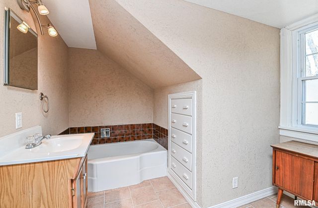 515 W ARMSTRONG Avenue, Peoria, IL 61606