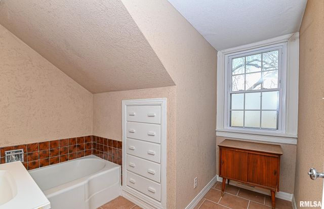 515 W ARMSTRONG Avenue, Peoria, IL 61606