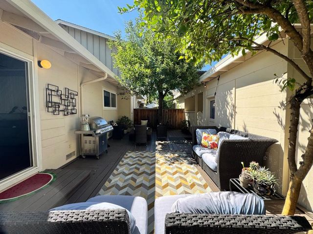 1 Comstock Queen Court, Mountain View, CA 94043