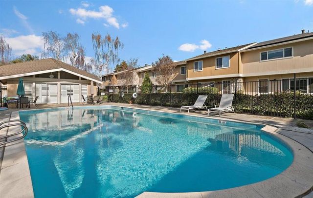 1 Comstock Queen Court, Mountain View, CA 94043