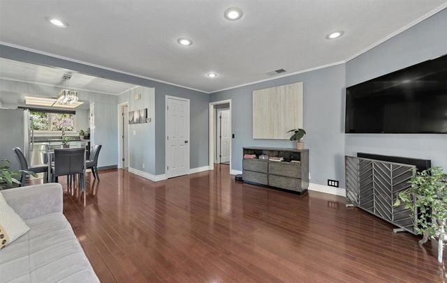 1 Comstock Queen Court, Mountain View, CA 94043