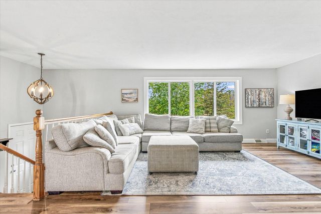 18480 Country Squires Circle, Prior Lake, MN 55372
