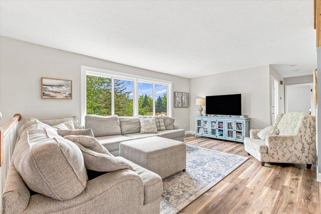 18480 Country Squires Circle, Prior Lake, MN 55372