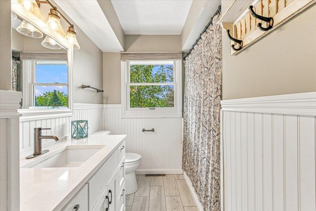 18480 Country Squires Circle, Prior Lake, MN 55372