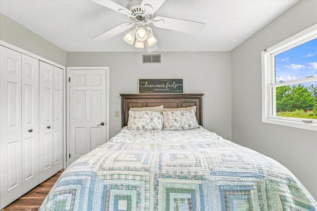 18480 Country Squires Circle, Prior Lake, MN 55372