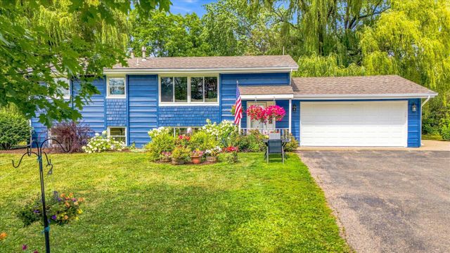 18480 Country Squires Circle, Prior Lake, MN 55372