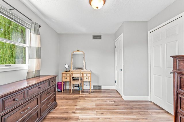 18480 Country Squires Circle, Prior Lake, MN 55372